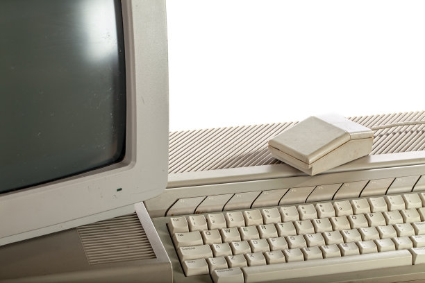 过时的技术。肮脏的老式电脑系统，键盘和显示器。图片下载