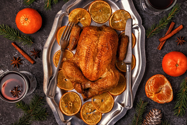圣诞装饰烤鸡。图片下载