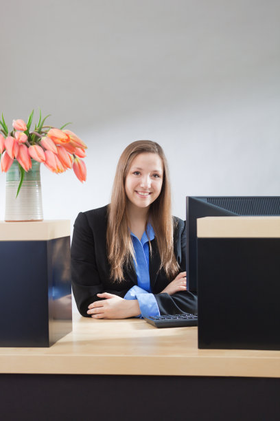 银行出纳员在零售银行柜台后工作图片下载