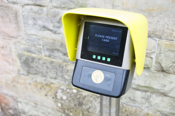 位于火车站停车场户外的数字银行信用卡读卡器图片下载