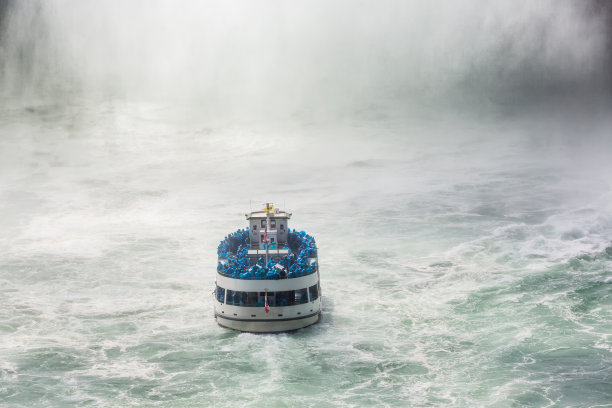 一艘船驶近加拿大尼亚加拉瀑布。喷水图片下载