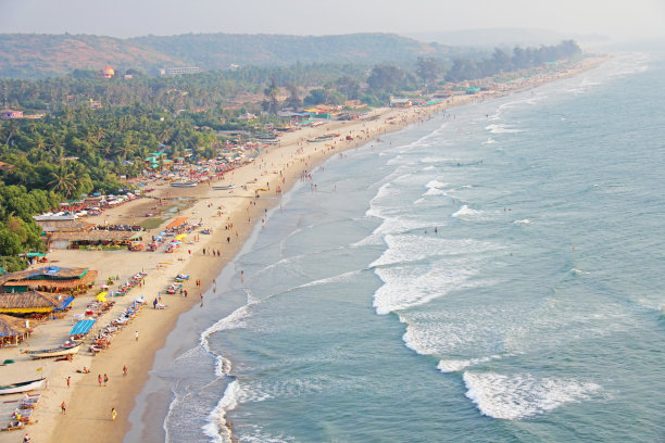 Arambol海滩。从天空看，从上面看，航空照片，观点。海滩的景色。长长的美丽的海滩，俯视图。人们在海滩上散步，放松图片下载