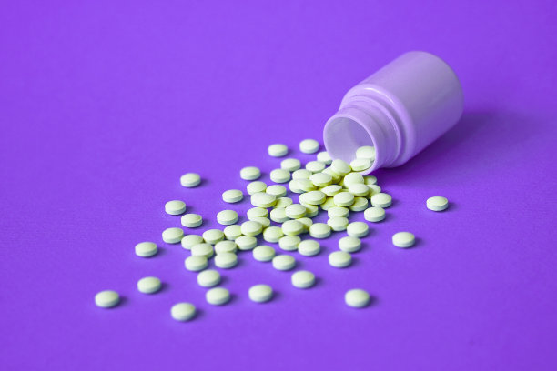 各种药物药丸，片剂，胶囊和瓶子在紫色的背景。毒品和各种麻醉药品。为文本复制空间。设计素材照片图片下载