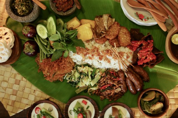 印度尼西亚香蕉叶上的Rijsttafel图片下载