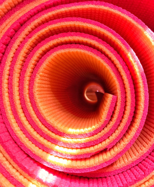 扭橡胶瑜伽垫，特写图片下载