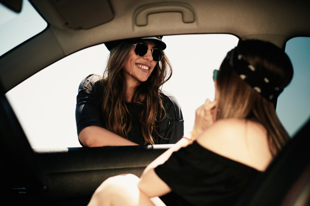 两个女人在开车休息。图片下载