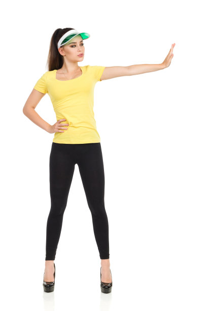 穿黄衬衫的年轻女子举起手图片下载