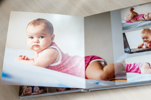 在家里用相册高角度看开书图片下载