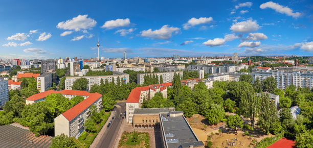 东柏林:现代建筑，亚历山大广场电视塔和城市天际线图片下载