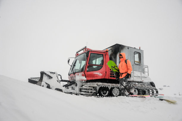 在佐治亚州哥德兹，一名滑雪者正从犁式雪地上经过图片下载