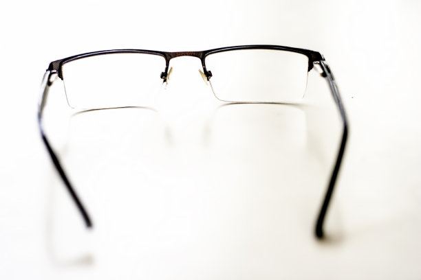 黑色半框镜框老花镜或眼镜可治疗眼病近视。图片下载