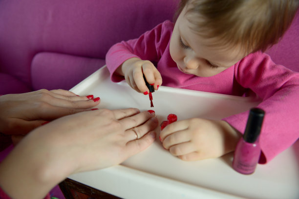 这孩子给他母亲的指甲涂上清漆图片下载