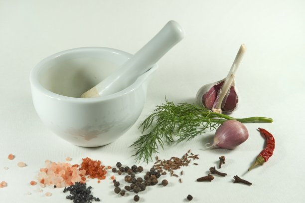 有新鲜的莳萝、大蒜和各种香料图片下载
