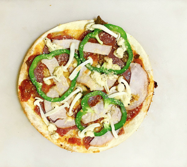 自制意大利腊肠、奶酪、蘑菇和甜椒披萨图片下载