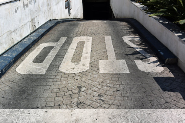 西班牙。马拉加。道路标记照片。停车标志图片下载