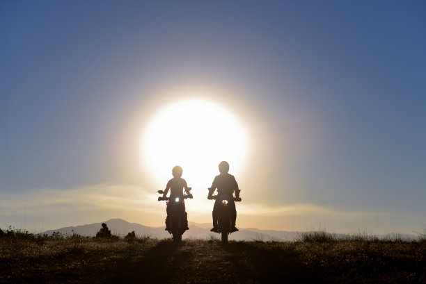 很棒的摩托车之旅和美妙的日出图片下载