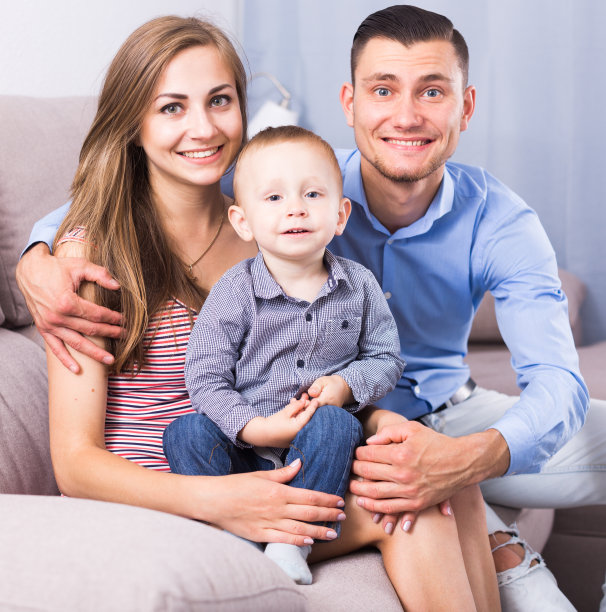 快乐的妻子和积极的丈夫带着孩子图片下载