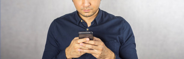 男人在手机屏幕上打字近距离图片下载