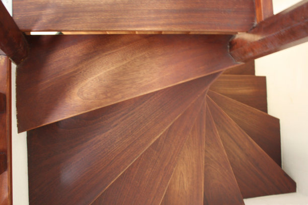 木质螺旋楼梯住宅内部图片下载