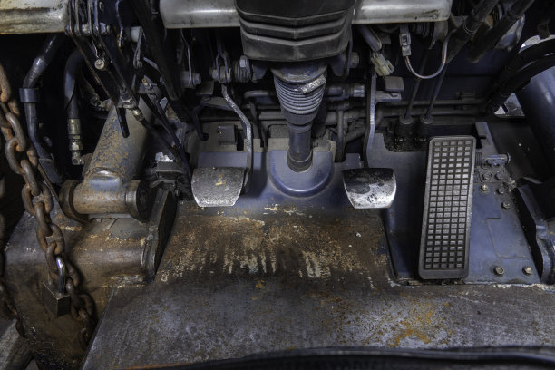 旧脚踏板在汽车里。图片下载