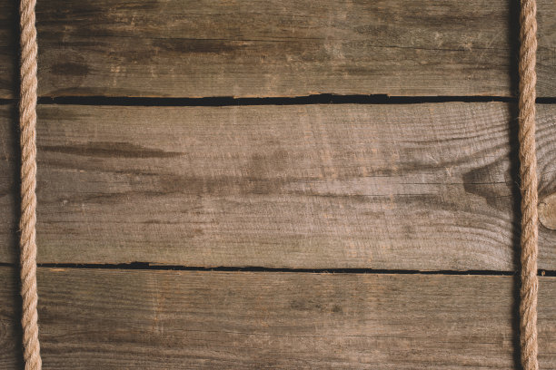 木制背景上的米色航海绳索的高架视图图片下载