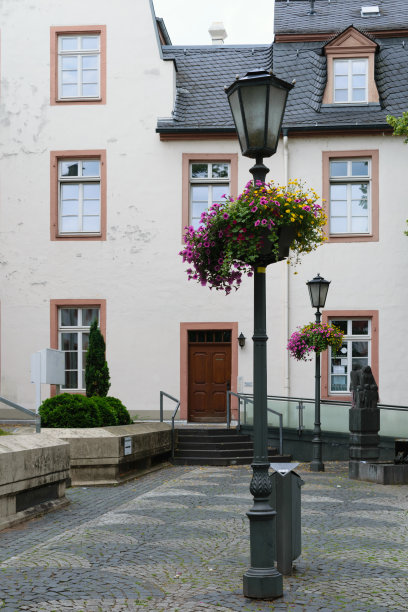 德国科布伦茨市装饰有花的灯柱图片下载