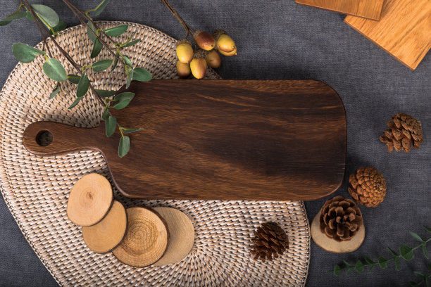 秋意木桌，水果桌。在灰色的桌布上准备一顿丰盛的饭菜，一张可以用作餐桌菜单的菜板图片的照片。图片下载