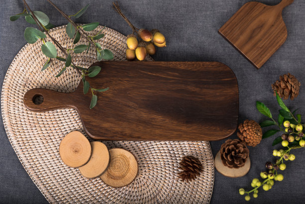 秋意木桌，水果桌。在灰色的桌布上准备一顿丰盛的饭菜，一张可以用作餐桌菜单的菜板图片的照片。图片下载