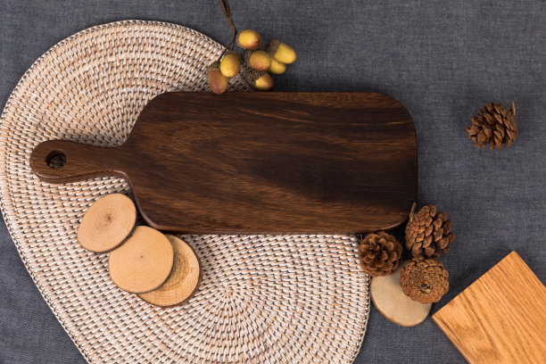 秋意木桌，水果桌。在灰色的桌布上准备一顿丰盛的饭菜，一张可以用作餐桌菜单的菜板图片的照片。图片下载