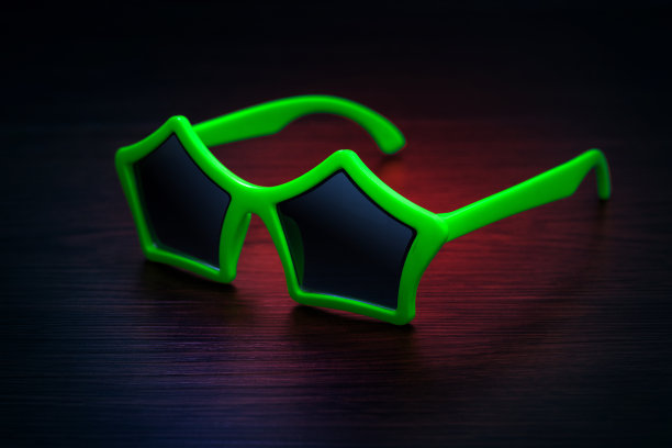 时尚眼镜上的深色木材背景。眼镜庆祝派对。图片下载