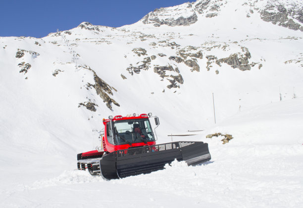 在Mölltaler gletscher，一辆正在清理滑雪坡道的雪车图片下载