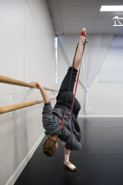 芭蕾舞演员在锻炼前伸展图片下载