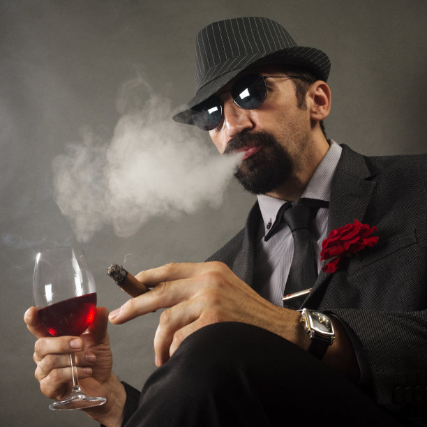 吸烟优雅的绅士图片下载