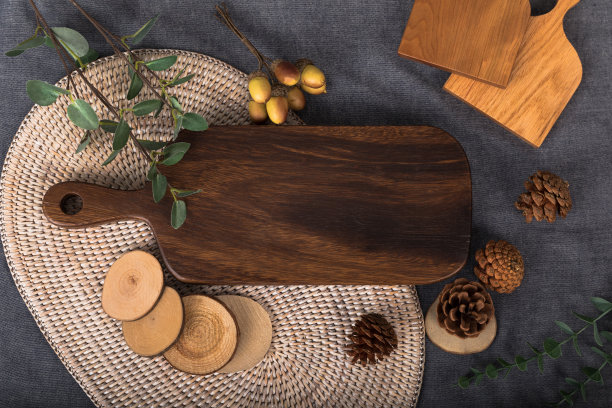 秋意木桌，水果桌。在灰色的桌布上准备一顿丰盛的饭菜，一张可以用作餐桌菜单的菜板图片的照片。图片下载