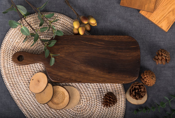 秋意木桌，水果桌。在灰色的桌布上准备一顿丰盛的饭菜，一张可以用作餐桌菜单的菜板图片的照片。图片下载