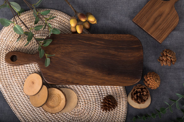 秋意木桌，水果桌。在灰色的桌布上准备一顿丰盛的饭菜，一张可以用作餐桌菜单的菜板图片的照片。图片下载