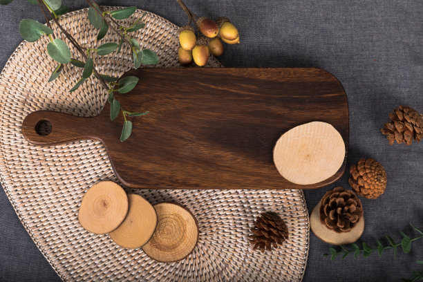 秋意木桌，水果桌。在灰色的桌布上准备一顿丰盛的饭菜，一张可以用作餐桌菜单的菜板图片的照片。图片下载