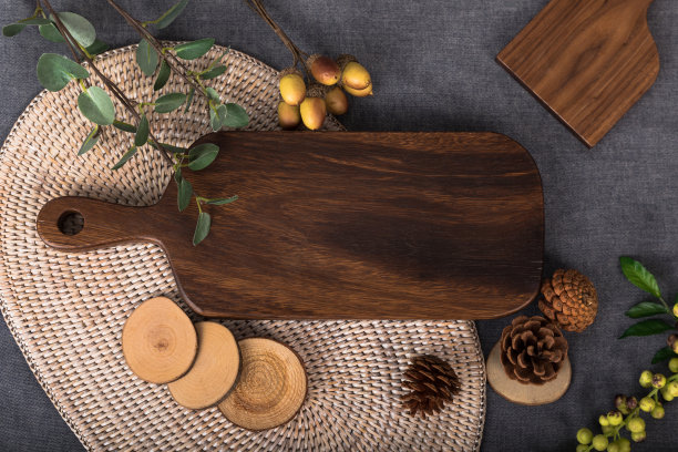 秋意木桌，水果桌。在灰色的桌布上准备一顿丰盛的饭菜，一张可以用作餐桌菜单的菜板图片的照片。图片下载