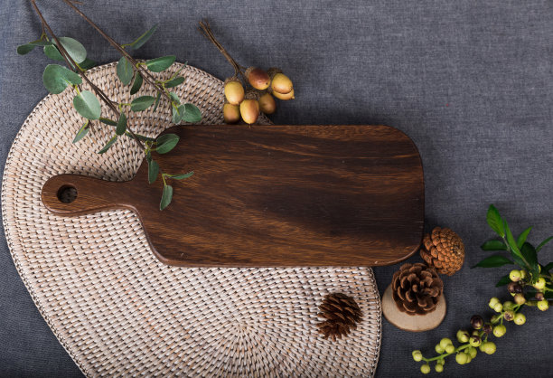 秋意木桌，水果桌。在灰色的桌布上准备一顿丰盛的饭菜，一张可以用作餐桌菜单的菜板图片的照片。图片下载