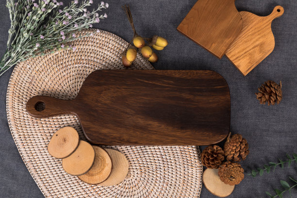 秋意木桌，水果桌。在灰色的桌布上准备一顿丰盛的饭菜，一张可以用作餐桌菜单的菜板图片的照片。图片下载