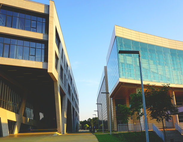 穿过克罗地亚奥西耶克市大学校园现代化的教员大楼图片下载