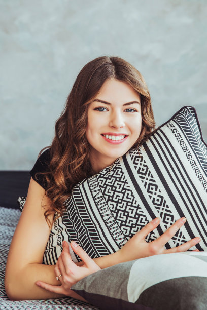 微笑的女人，手里拿着枕头图片下载