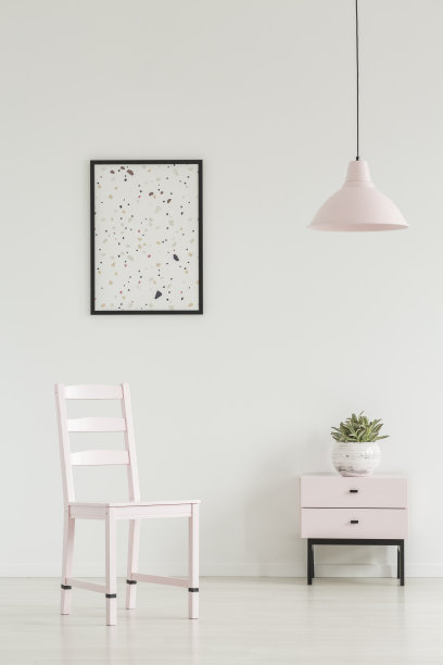 白色走廊内部配有椅子、橱柜、图形和灯。真实的照片图片下载