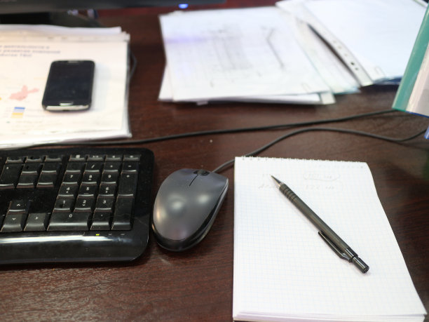 键盘，鼠标，笔记本放在桌子上图片下载