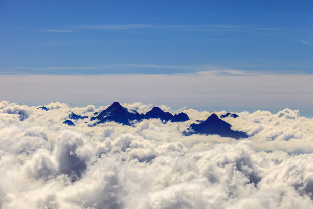 云上的山峰(亚平宁山脉，意大利艾米利亚-罗马涅)图片下载