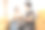 照片的快乐年轻夫妇喝咖啡后打开箱子和搬进新家。图片下载