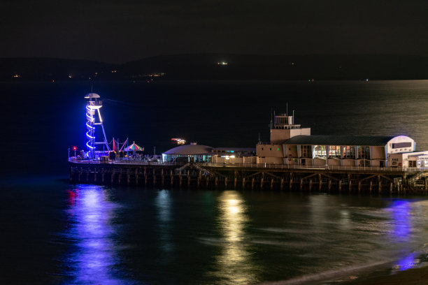 晚上在伯恩茅斯的码头图片下载