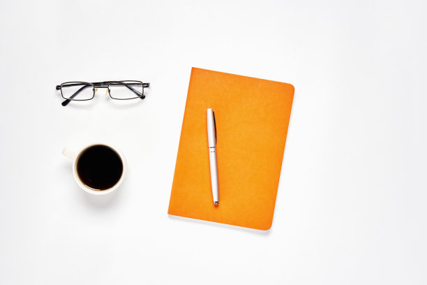 黑屏笔记本空白，笔放置白色背景。适合用于广告图形。图片下载