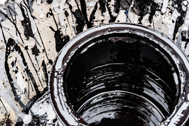 用于家居装饰的黑色光面漆铁罐特写浅焦照片图片下载