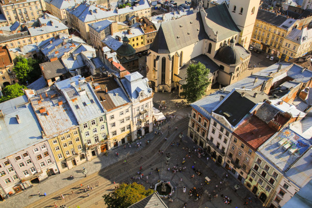 古老美丽的欧洲城市全景。有教堂、房屋、教堂和屋顶的中世纪建筑。古代利沃夫的夏季绿色照片。在傍晚的夕阳灯光下，令人惊叹的小镇风景图片下载